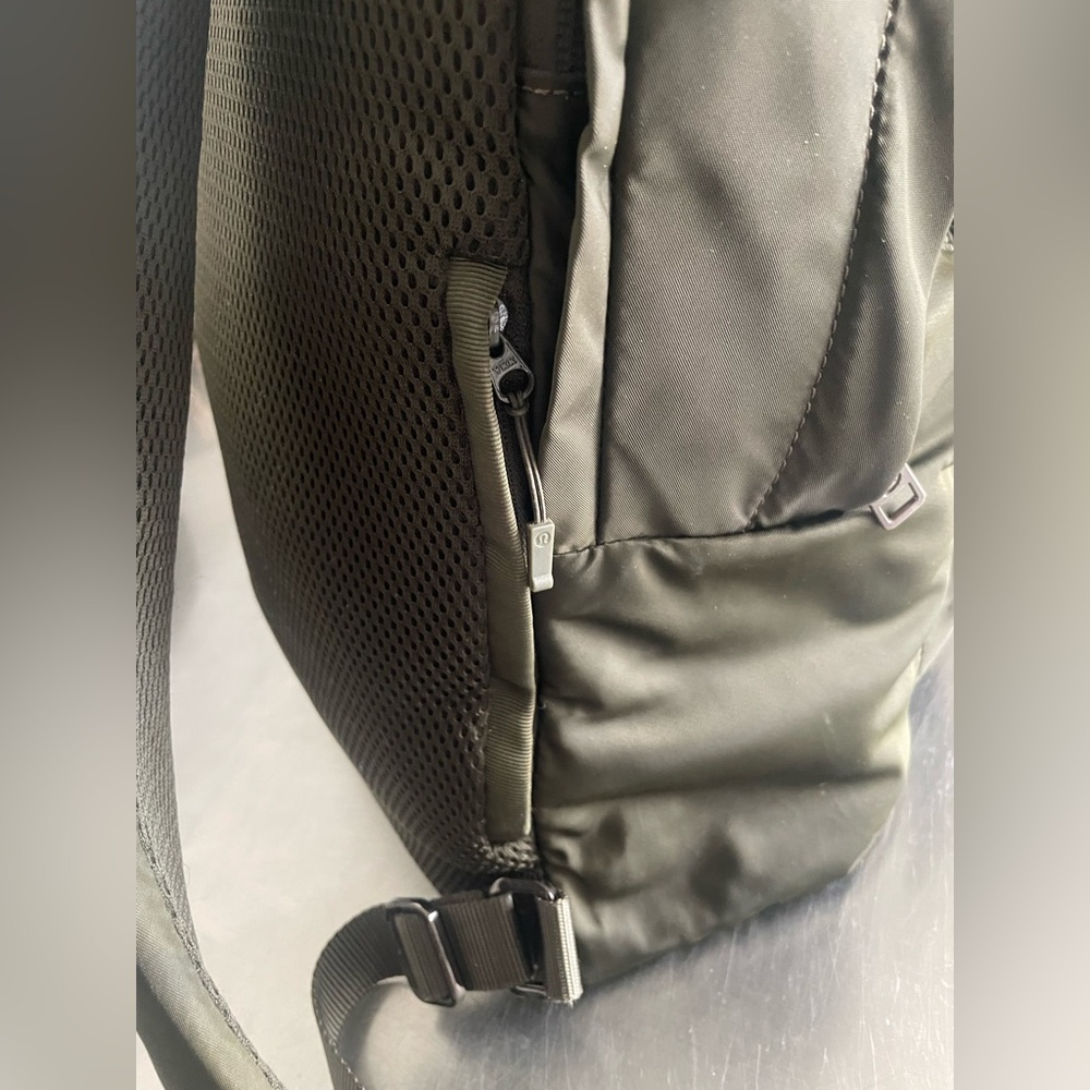LULULEMON ATHLETICA Everywhere Backpack *17L Dark Olive Oil - Picture 4 of 16
